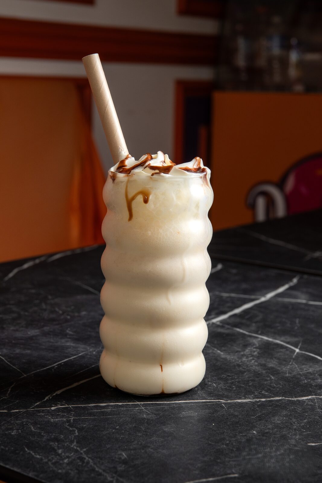 Boisson signature en verre givré