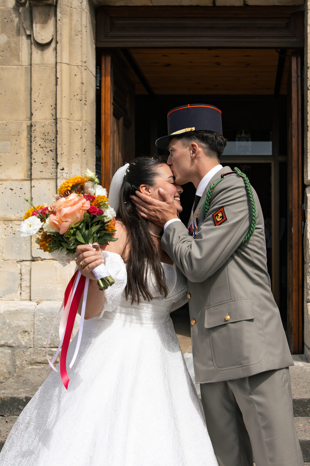 Baiser des mariés à la sortie de la cérémonie
