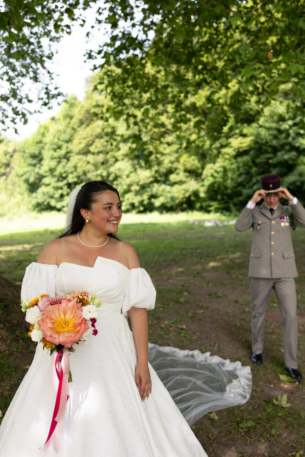 Moment complice entre les mariés